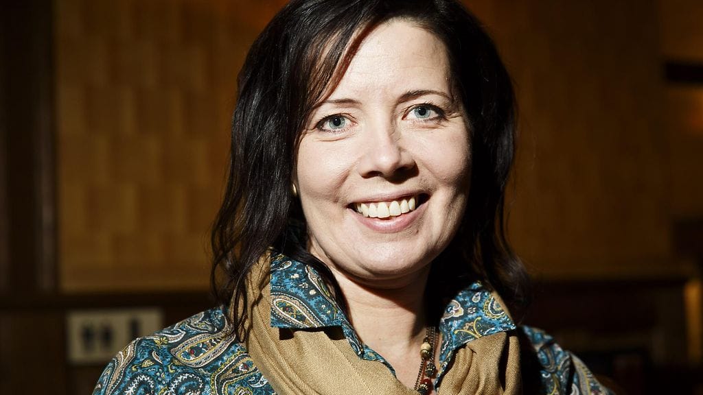 Journalistiliiton puheenjohtaja Hanne Ahon toteaa toimittajien määrän vähenemisen ja kiireen vaikuttavan journalismin laatuun.