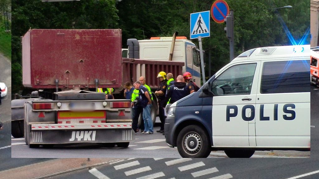 Poliisin mukaan onnettomuuspaikalla on 40 km/h -rajoitus. Tyttö jäi kääntyvän rekan alle suojatiellä.