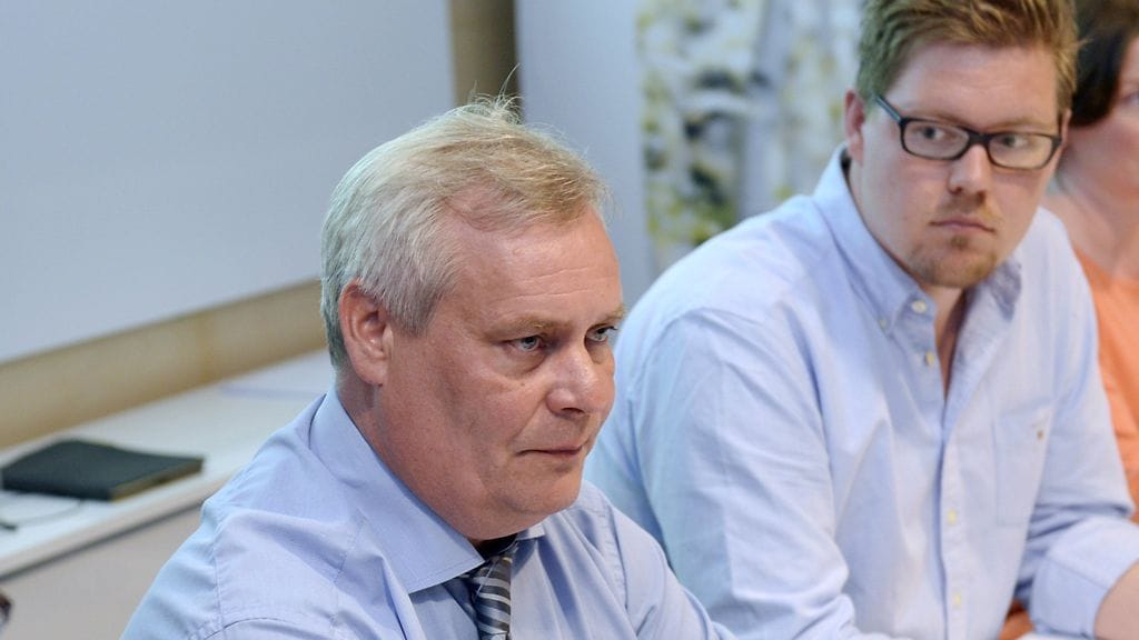 SDP:n eduskuntaryhmän puheenjohtaja Antti Lindtman (takana) suunnitteli syksyllä asettuvansa ehdolle puolueen puheenjohtajakisassa.