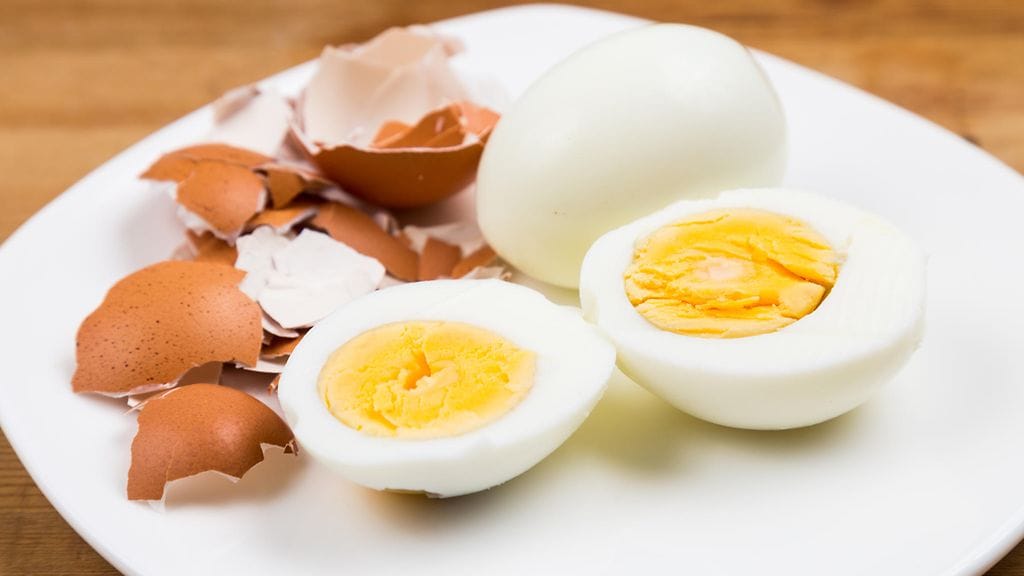Munat kannattaa hauduttaa kypsäksi kattilassa.