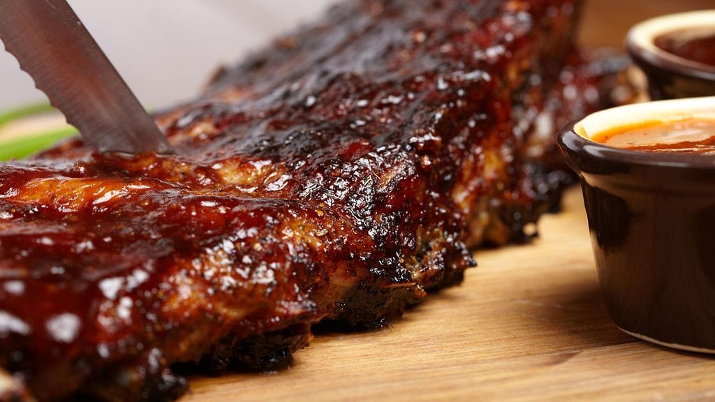 Valekokin osaamattomuuden vuoksi helsinkiläisravintolassa jouduttiin heittämään roskikseen kilokaupalla ribsejä.