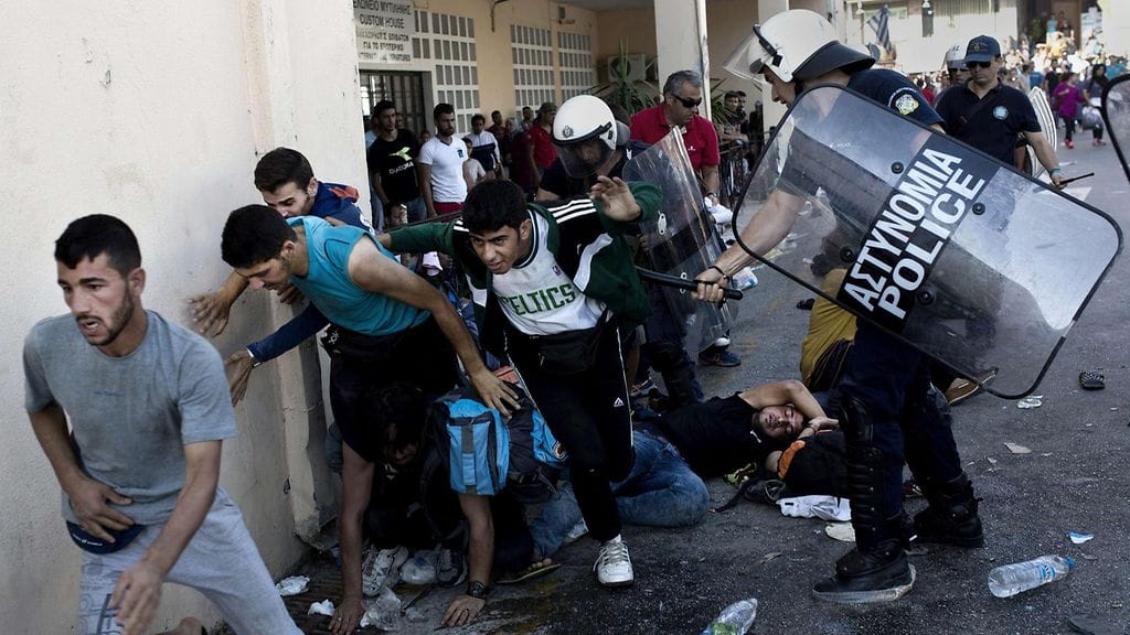 Poliisi ja pakolaiset ovat ottaneet tänään yhteen Lesboksen saarella.