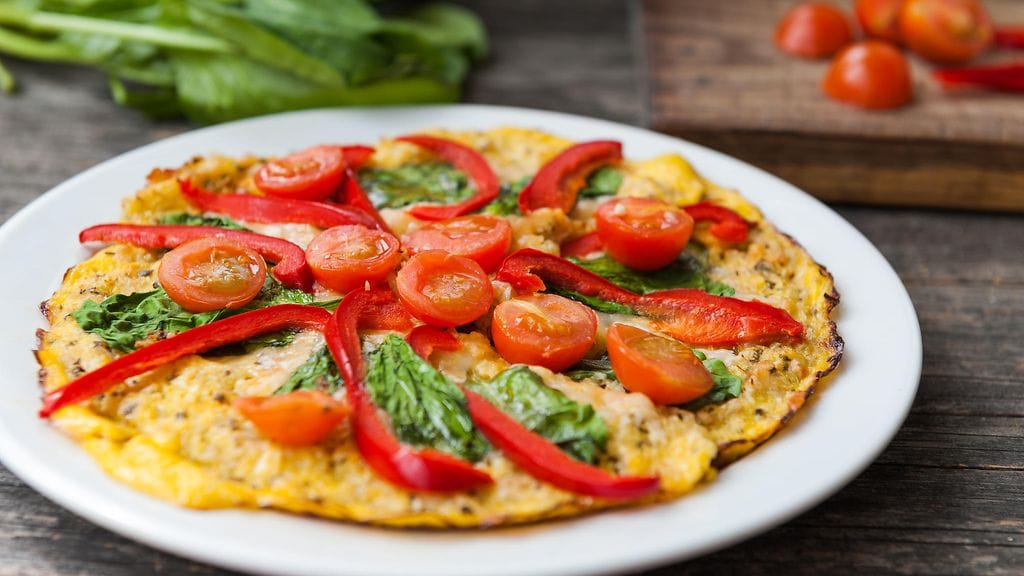 Vähähiilihydraattisen pizzan pohja valmistetaan kukkakaalista.