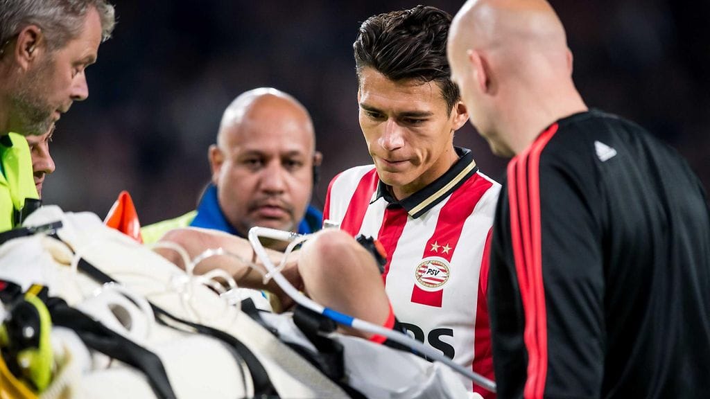 Hector Morenon (toinen oik.) taklaus päätti Luke Shaw'n (paareilla) ottelun 15. peliminuutilla.