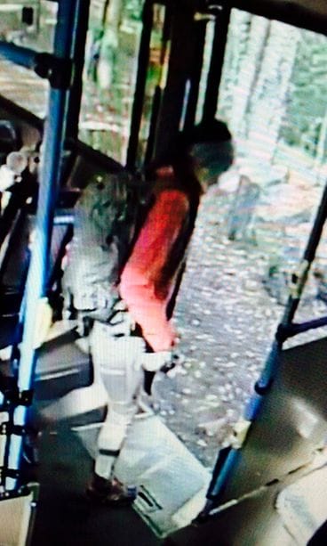 Nela Saglenova poistuu bussista