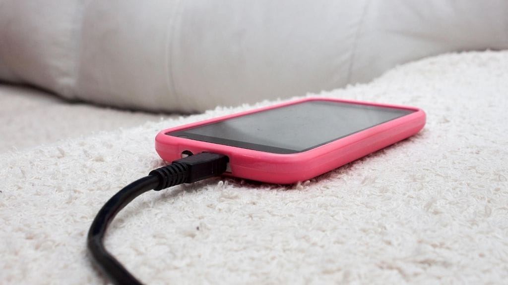 Puhelinta ei kannata ladata täyteen.