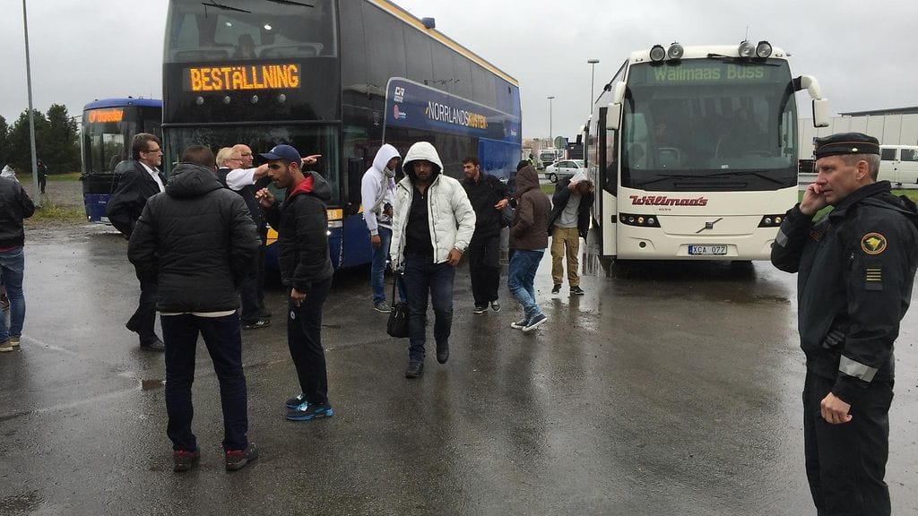 rajalta busseja Busseja rajalla. Ainakin 5 bussia saapui hetki sitten