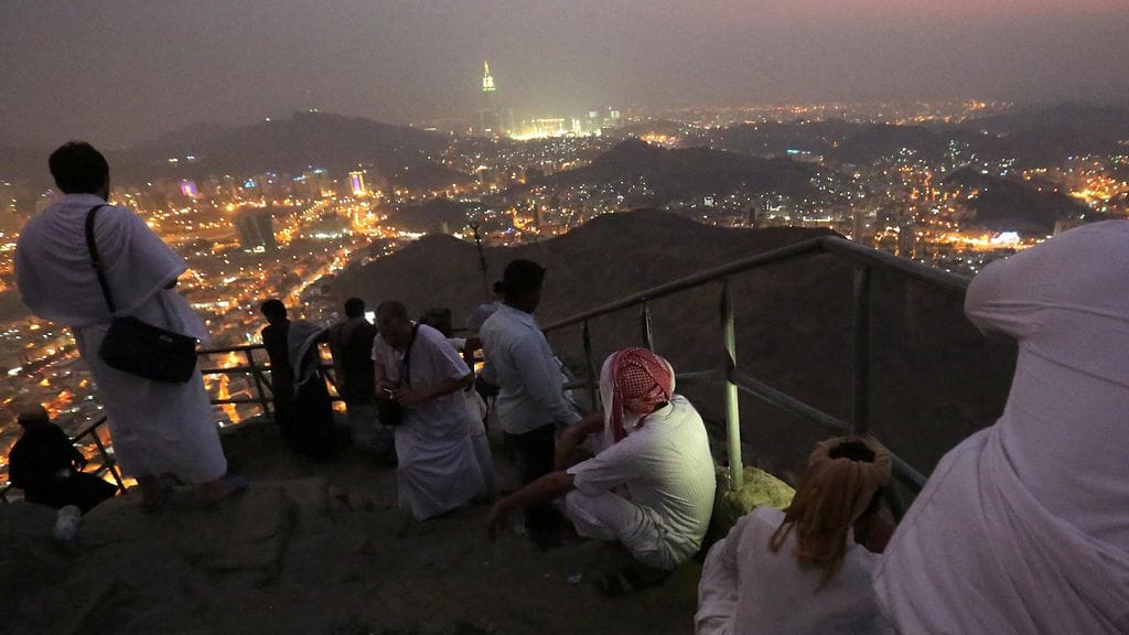 Pyhiinvaeltajat ihastelevat Mekan iltavaloja.