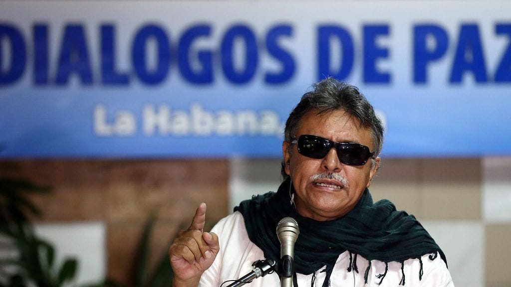Farc-sissien jäsen Jesus Santrich puhuu toimittajille Havannassa 15.9.2015.