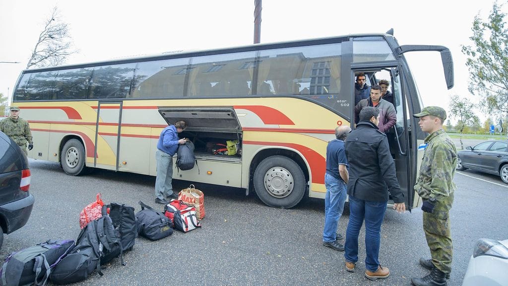 Ryhmä turvapaikanhakijoita saapuu linja-autolla Tornion järjestelykeskukseen tiistaina 22. syyskuuta 2015.