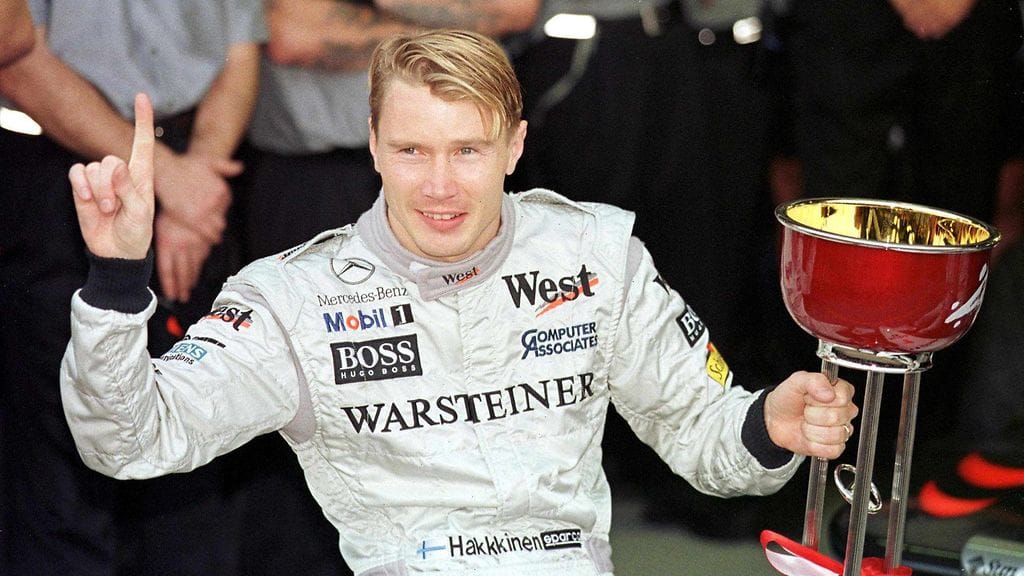 Mika Häkkinen juhlii maailmanmestaruuttaan 1998.