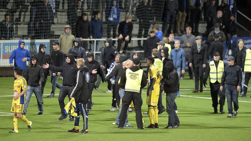 HJK:n kannattajia ryntäsi kentälle 1-1-tasapelin jälkeen.