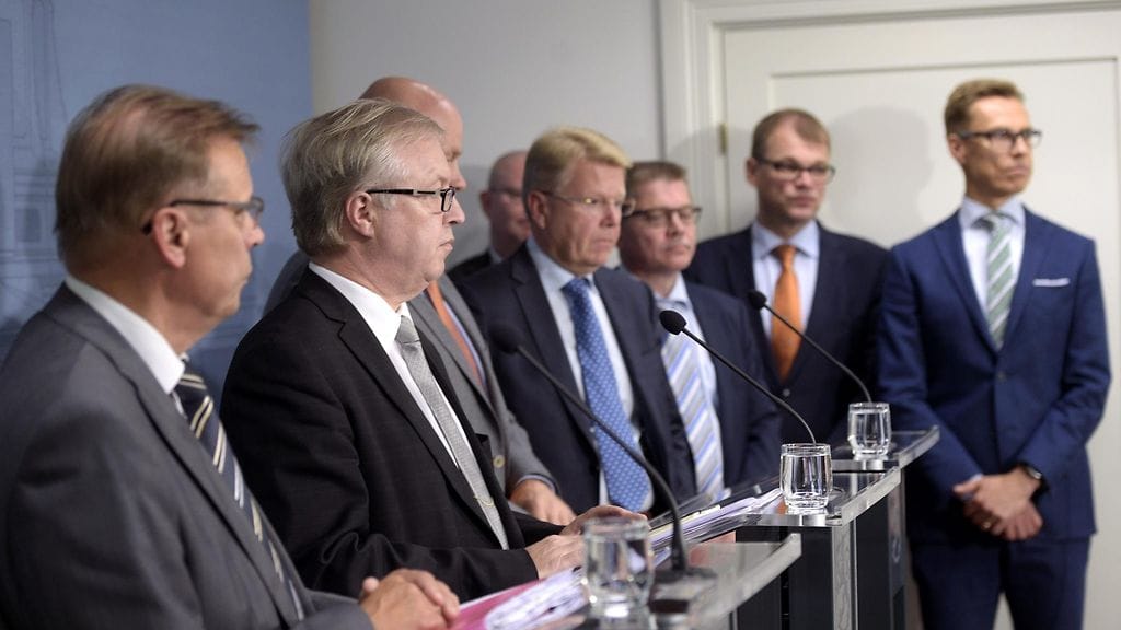 SAK:n puheenjohtaja Lauri Lyly, Akavan puheenjohtaja Sture Fjäder, STTK:n puheenjohtaja Antti Palola, EK:n puheenjohtaja Jyri Häkämies, Kunnallisen työmarkkinalaitoksen KT:n työmarkkinajohtaja Markku Jalonen, työ- ja oikeusministeri Jari Lindström, pääministeri Juha Sipilä ja valtiovarainministeri Alexander Stubb tiedotustilaisuudessa Kesärannassa, Helsingissä maanantaina 28. syyskuuta 2015.