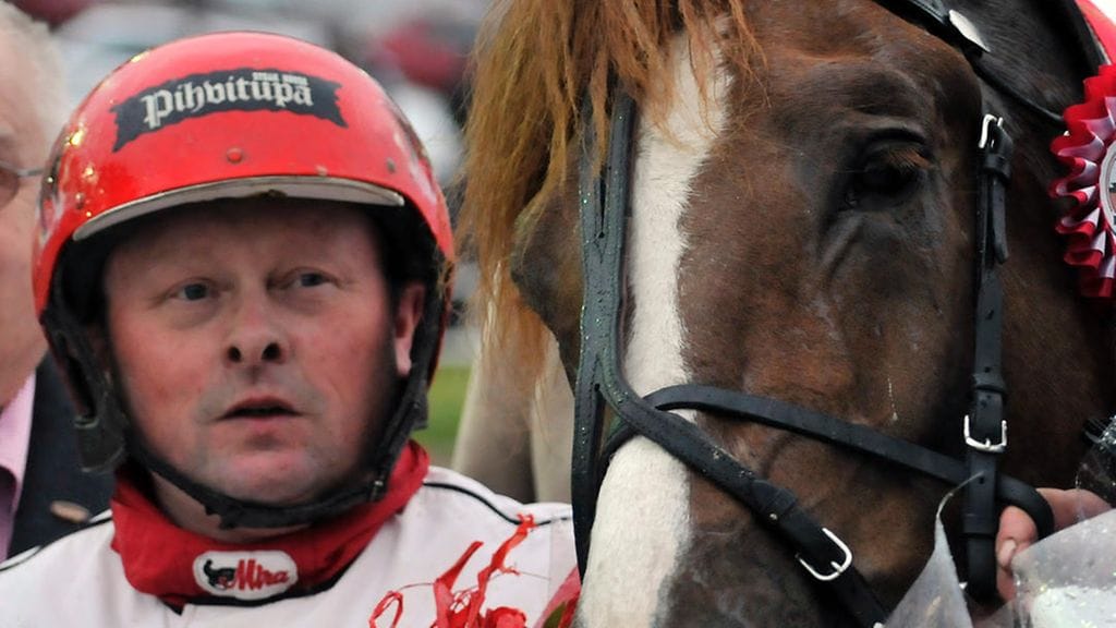 MTV:n ravivihjeiden varma on Ahti Antti-Roikon (vas.) ohjastama ja valmentama Siirin Älli, joka on tottunut menestymään ikäluokkakisoista lähtien.