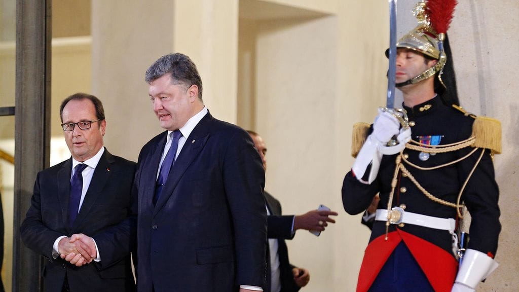 Ranskan presidentti Francois Hollande (vas.) ja Ukrainan presidentti Petro Poroshenko kättelivät tänään Elysee-palatsissa Pariisissa.