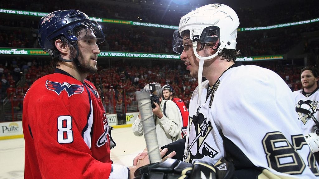 Aleksandr Ovetskin onnitteli Sidney Crosbya kevään 2009 pudotuspeleissä.