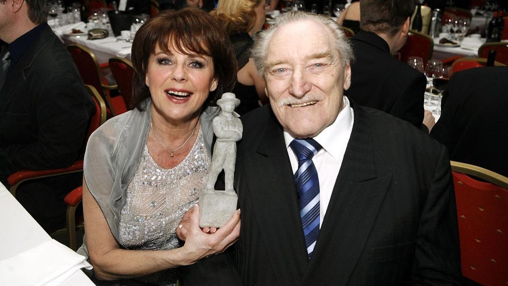 Ohjaaja Åke Lindman yhdessä vaimonsa näyttelijä Pirkko Mannolan kanssa Jussi -gaalassa Helsingissä 3. helmikuuta 2008. Åke Lindman vastaanotti gaalassa erikoisjussin Betonjussi -patsaan.