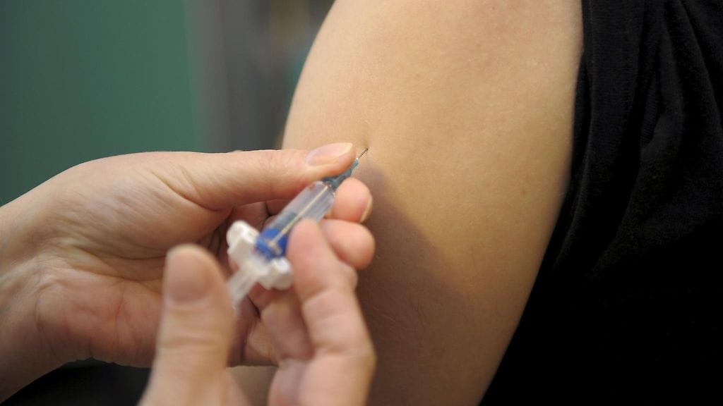 Lapsina saadun rokotuksen ansiosta on epätodennäköistä, että nyt sairastuneet tartuttaisivät tautia eteenpäin.