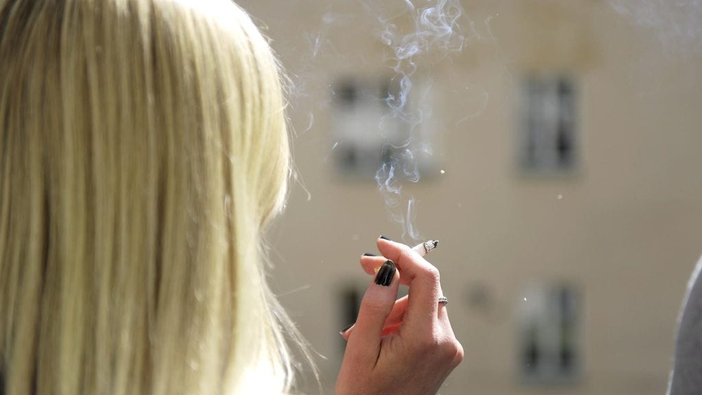 Asiantuntijaryhmä haluaa Suomeen tupakoinnin täyskiellon vuoden 2000 jälkeen syntyneille.