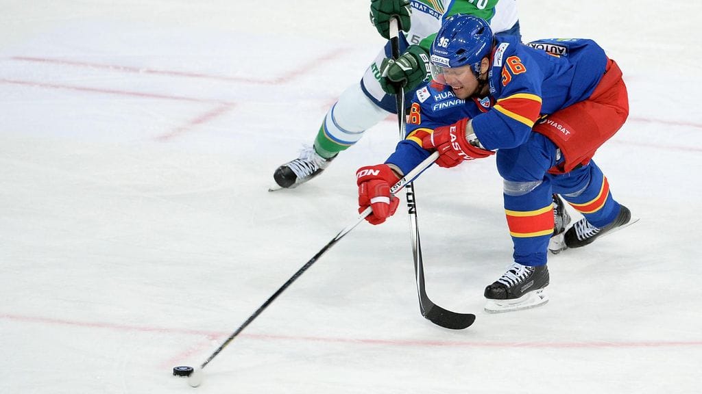 Sami Lepistö paimensi Jokerien Philip Larsenia maanantaina.