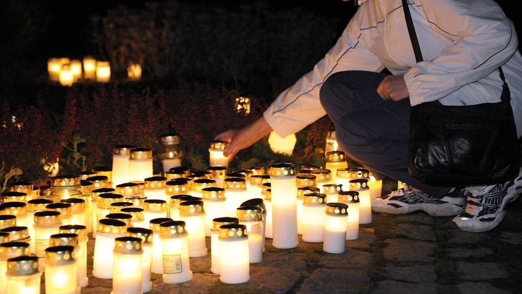 Kynttilät tekevät hautausmaista valomeriä pyhäinpäivänä.