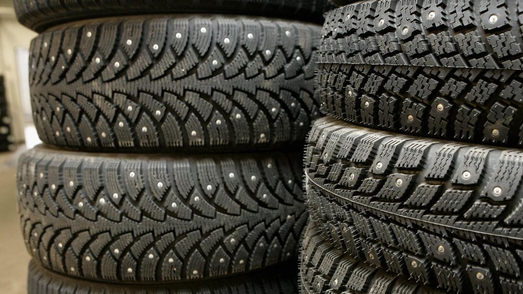 Renkaita ei tulisi säilyttää suurten painojen alla tai kosketuksissa kumia syövyttäviin aineisiin, liuottimiin, öljyihin tai rasvoihin.