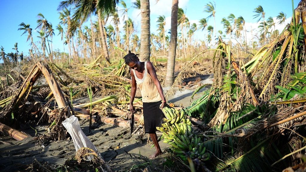 Keväällä voimakas sykloni aiheutti Vanuatulla suurta tuhoa. Kuvassa nainen kantamassa banaaneja syklonin jälkeen 70 kilometrin päässä Vanuatun pääkaupungista Port Vilasta 21.3.2015.