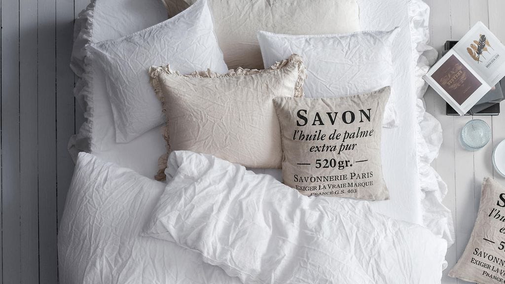 Yksinkertainen väripaletti, muhkea sänky ja vähän tavaraa ympärillä ovat resepti kotihotellihuoneeseen. Kuva: H&M Home