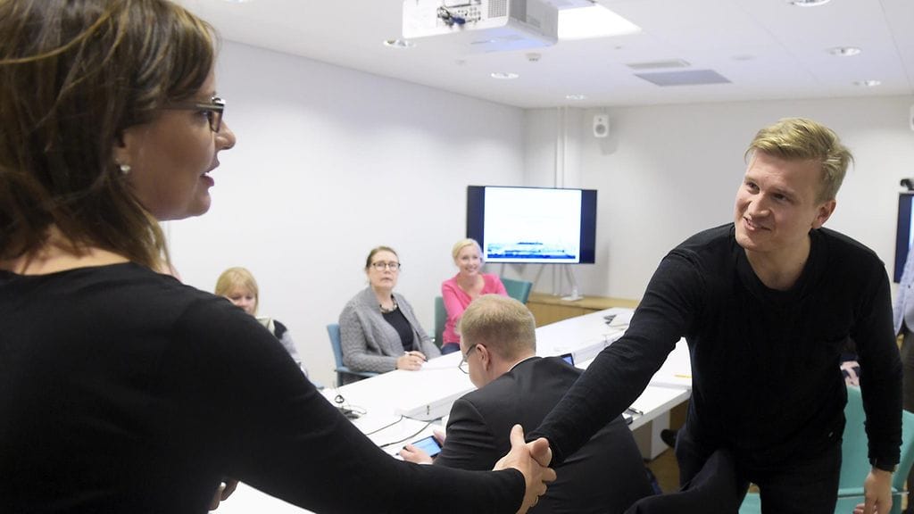 Valtiovarainministeriön viestintäjohtaja Liinu Lehto ja toimittaja Jari Hanska kättelivät ennen valtiovarainministeriön arvopaperisäilytystä koskevaa taustatilaisuutta Helsingissä 22. lokakuuta 2015. Valtiovarainministeriö muutti linjaansa arvopaperisäilytystä koskevan taustatilaisuuden suhteen. Tilaisuus olikin avoin kaikille toimittajille, kun se aiemman tiedon mukaan oli suunnattu vain rajatulle joukolle journalisteja. Tuolloin ministeriö oli estänyt Hanskalta pääsyn tilaisuuteen.