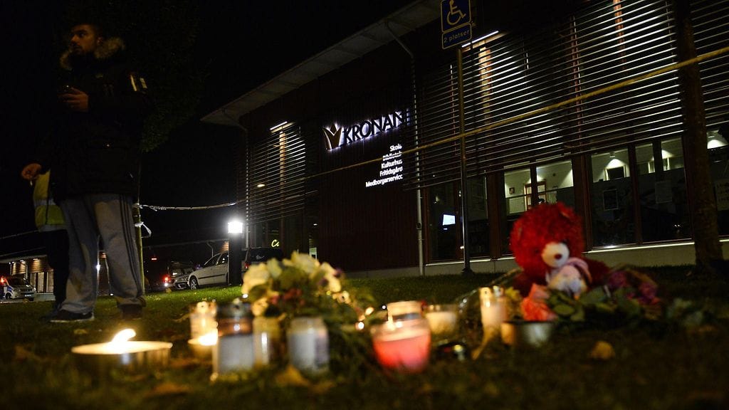 Ruotsin kouluiskun muistolle sytytettiin kynttilöitä.