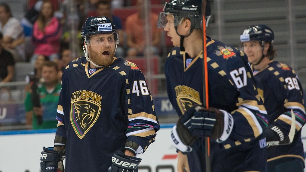 Janne Jalasvaara (vas.) on HK Sotshin luottopakkeja.