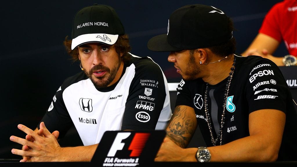 Fernando Alonso (vas.) jutteli Mercedeksen Lewis Hamiltonin kanssa torstain lehdistötilaisuudessa.