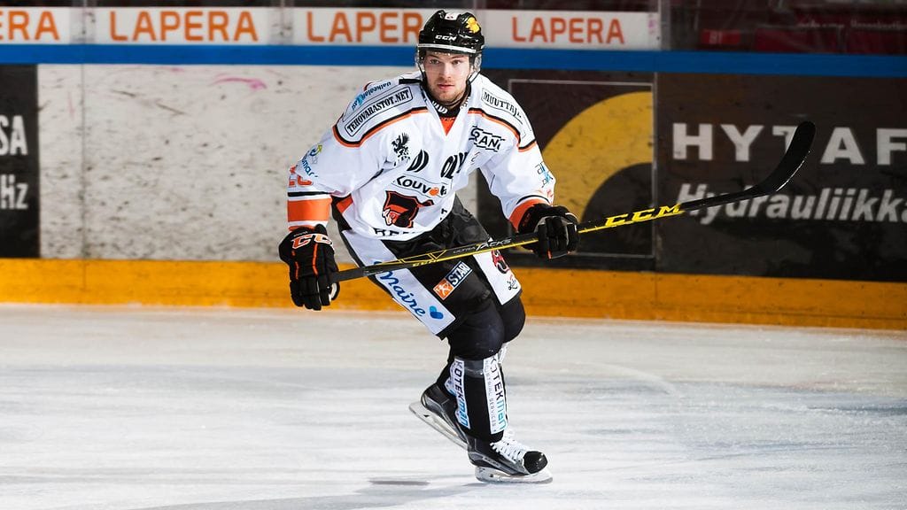 Jarkko Malinen iski 4-3-voittomaalin kaksi minuuttia ennen päätössummeria. Kuva ottelusta JYP-KooKoo 2. lokakuuta.