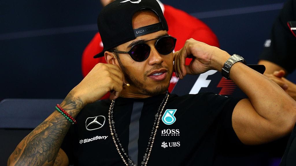Lewis Hamilton voi ajaa paineitta kauden kolme viimeistä kisaa.