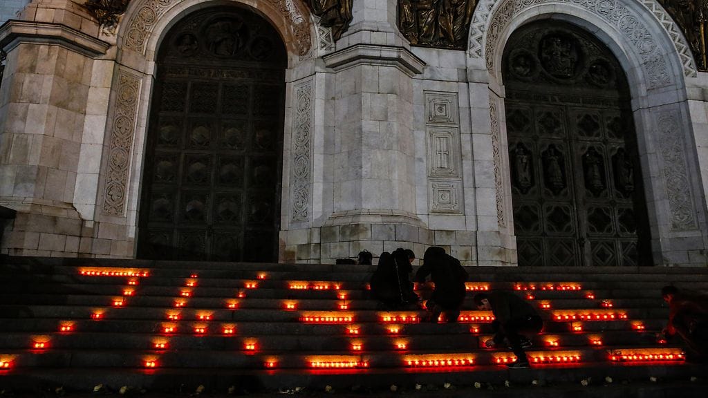 Moskovan Kristus Vapahtajan kirkon portaille on kirjoitettu kynttilöin turmalennon numero 7K9268.