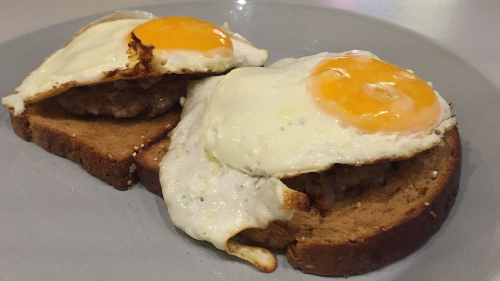 Jauhelihapihvi ja paistettu kananmuna ovat oopperaleivän tunnusmerkkejä.