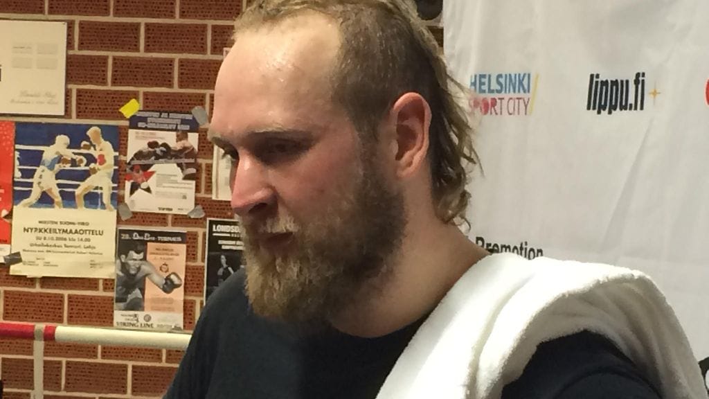 Robert Helenius valmistautuu EM-otteluun.