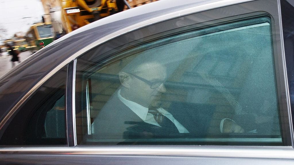 Keskustan puheenjohtaja, pääministeri Juha Sipilä lähti virka-autolla valtioneuvoston linnasta noin klo 12.20 Helsingissä perjantaina 6. marraskuuta 2015.