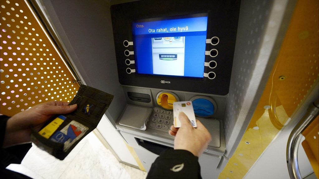 Poliisin mukaan pankkiautomaatilla tulisi erityisesti tulisi varmistua siitä, ettei tunnusluku ole ulkopuolisten nähtävissä.