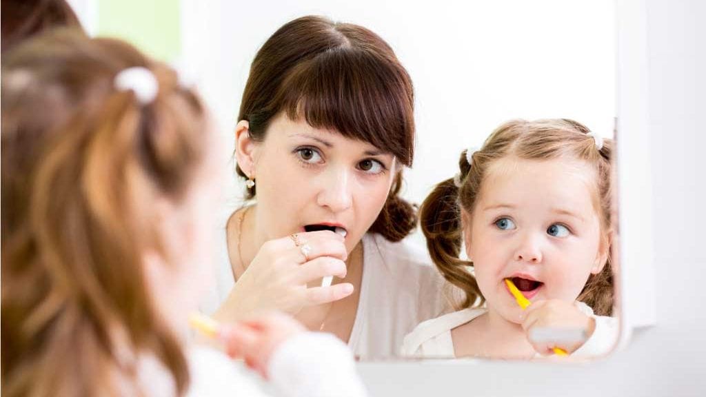 Vanhempien esimerkki ja opastus on tärkeää, jotta lapsi oppii pitämään huolta hampaistaan.