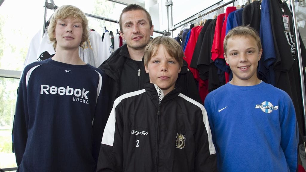 Urho Vaakanainen (vas.) Ville Peltosen (takana) kiekkokoulussa Espoossa kesäkuussa 2011.