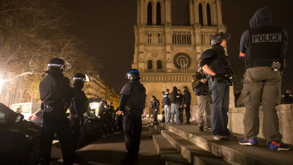 Iskuyrityksessä Notre Damen katedraalin lähelle oli jätetty henkilöauto, jossa oli kaasukanistereita.