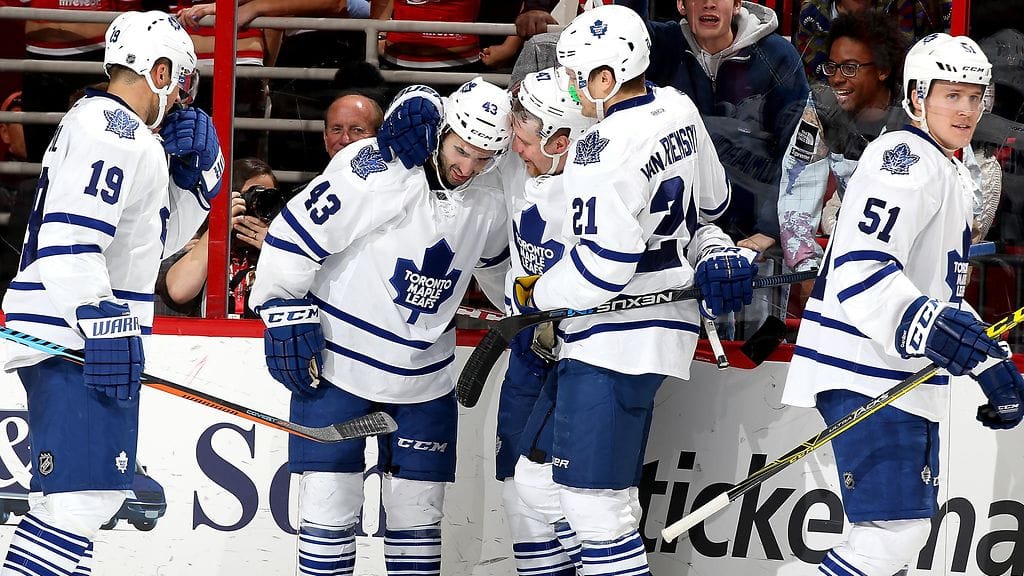 Nazem Kadri (#43) saa onnittelut Leo Komarovilta.