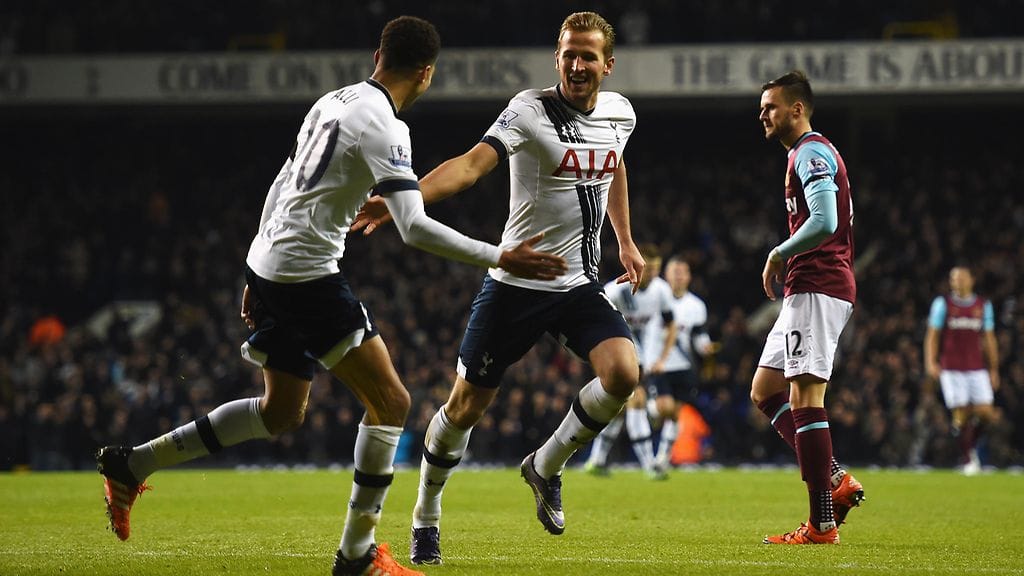 Harry Kane (kesk.) sai onnittelut Dele Allilta.