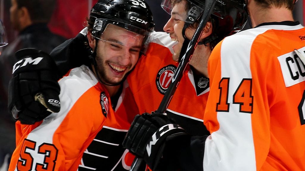 Shayne Gostisbehere (53) sai maanantaina onnittelut jatkoaikamaalista.