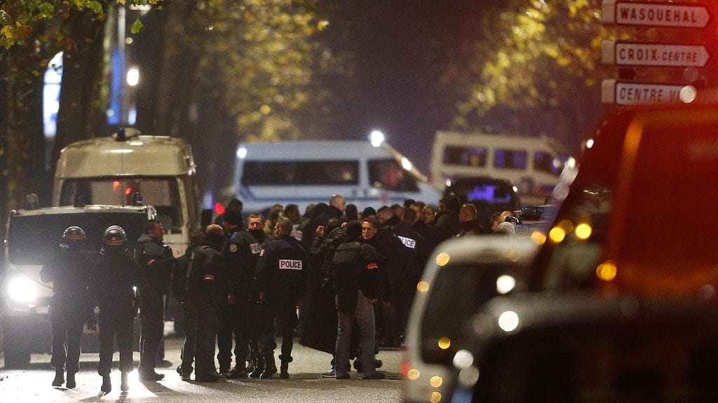 Viranomaiset paikalla panttivankitilanteen aikaan Pohjois-Ranskan Roubaix´ssa.