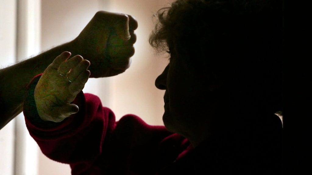 "Minua käskettiin vain olemaan ”ärsyttämättä sitä karhua”", lukija kertoo viranomaisten suhtautumisesta parisuhdeväkivaltaan. Kuvituskuva.