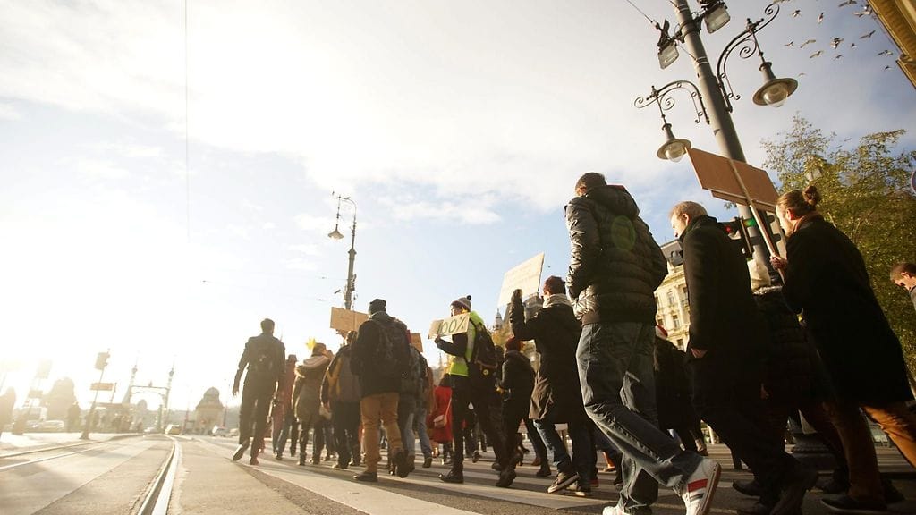 Sadattuhannet ihmiset eri puolilla maailmaa ovat osoittaneet tänään mieltä huomenna Pariisissa alkavien ilmastoneuvotteluiden vauhdittamiseksi. Kuva Pariisista.