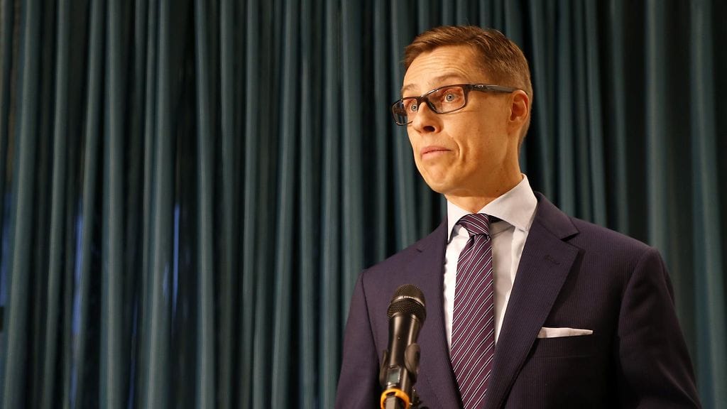Välikysymys liittyy valtiovarainministeri Alexander Stubbin antamiin tietoihin ja lainvalmistelun laatuun. Stubb kuvattuna 30. marraskuuta 2015.