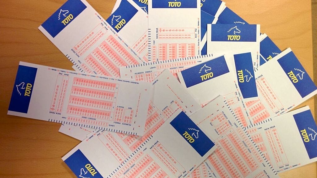 Tällaisilla Toto-kupongeilla pelataan mm. Voittaja-peliä raviradoilla ja pelipisteissä.